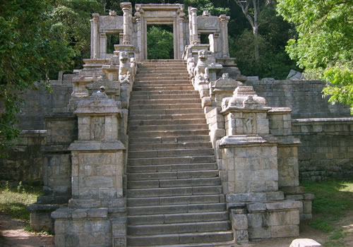 The ancient rock fortress of Yapahuwa is similar to, but smaller than, Sigiriya. Dating from the 13th century, it was the capital and main stronghold of King Bhuvanekabahu I (1272 - 1284)